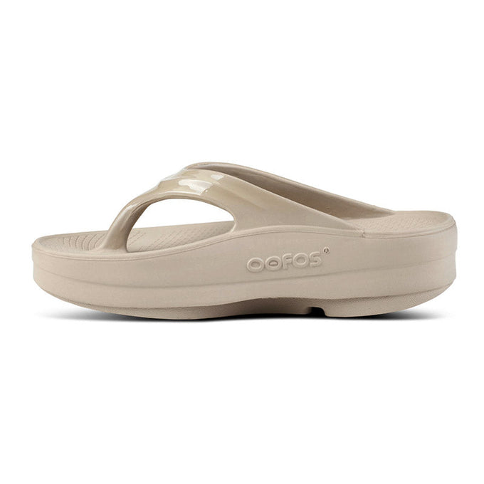 OOFOS OOmega OOlala Nomad サンダル 7 ベージュ Women's OOmega - Nomad – OOFOSオフィシャルサイト