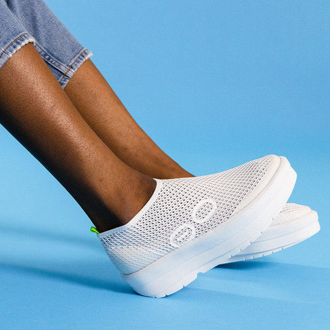 Women's OOmega Chukka - White/White – OOFOSオフィシャルサイト
