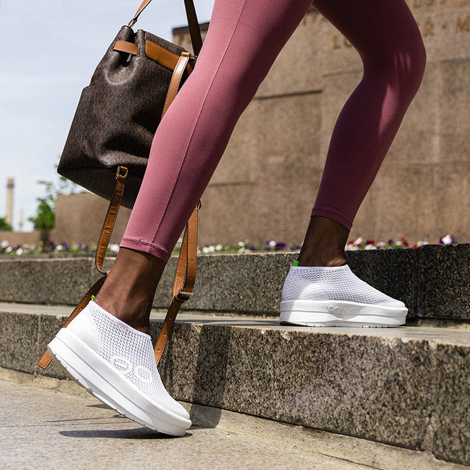 ウーフォス/ウーメガチャッカ/プラットホームスニーカー/スリッポン/メッシュ Women's OOmega Chukka - White/White – OOFOSオフィシャルサイト
