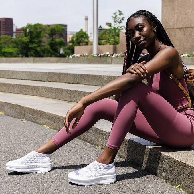 Women's OOmega Chukka - White/White – OOFOSオフィシャルサイト