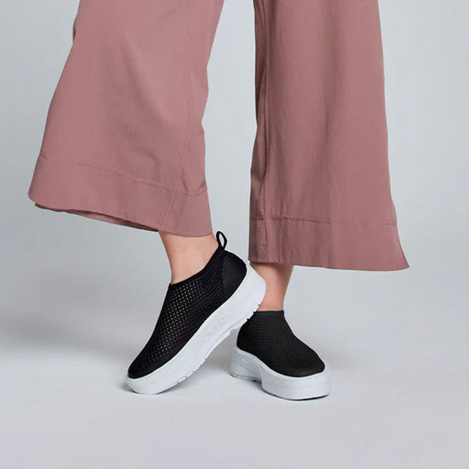 Women's OOmega Chukka - White/Black – OOFOSオフィシャルサイト