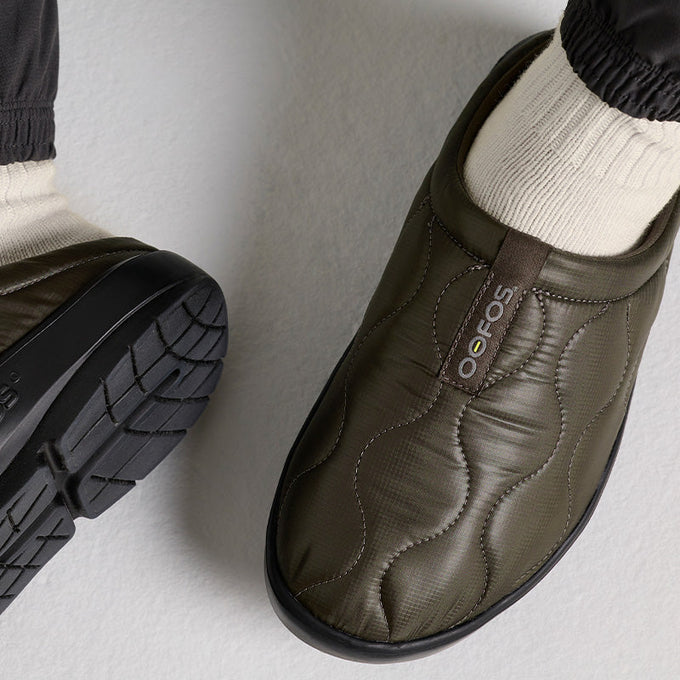 Men's OOcoozie Thermo Mule - Black/Alpine Moss – OOFOSオフィシャル Men's OOcoozie Thermo Mule - Black/Alpine Moss – OOFOSオフィシャル