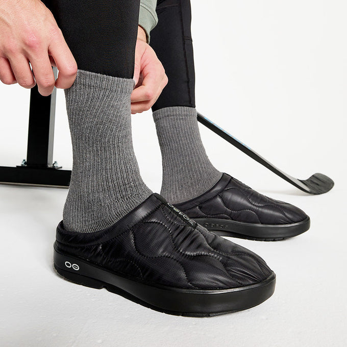 Oofos ウーフォス OOcoozie Thermo Muleブラック 41 Men's OOcoozie Thermo Mule - Black – OOFOSオフィシャルサイト