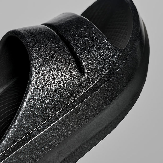 OOmega OOahh Luxe - Black Sparkle – OOFOSオフィシャルサイト OOmega OOahh Luxe - Black Sparkle – OOFOSオフィシャルサイト