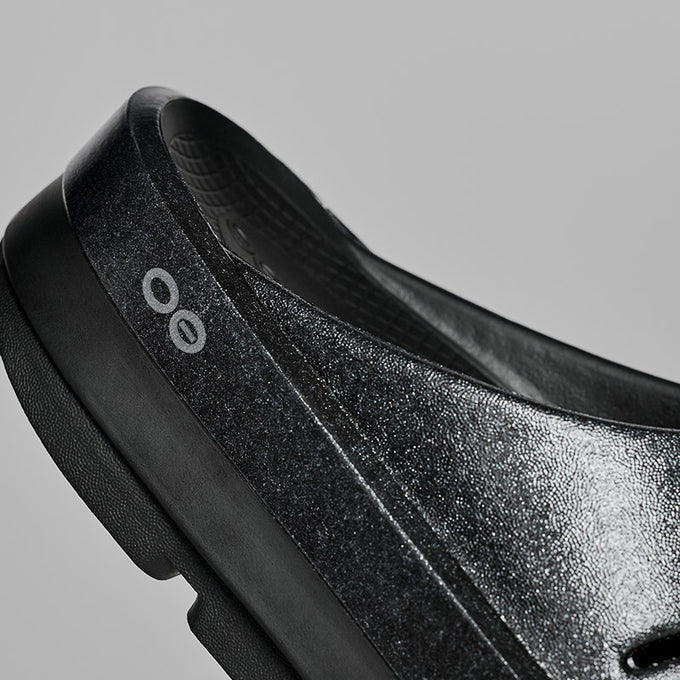OOmega OOahh Luxe - Black Sparkle – OOFOSオフィシャルサイト OOmega OOahh Luxe - Black Sparkle – OOFOSオフィシャルサイト