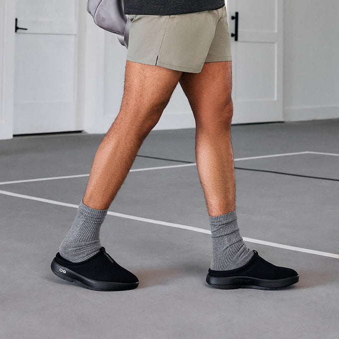 Men's OOcoozie Sport Mule - Black/Black – OOFOSオフィシャルサイト